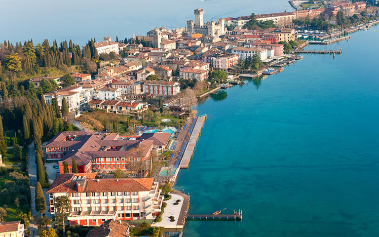 Die Scaligerburg am Südufer des Gardasees, Italien © Luciano Mortula / Shutterstock.com