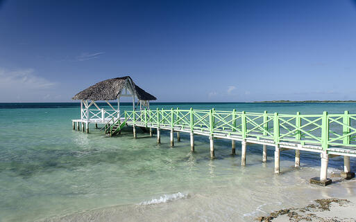 Steg über das kristallklare Wasser von Cayo Coco © jTanCreativeImage / Shuttertock.com