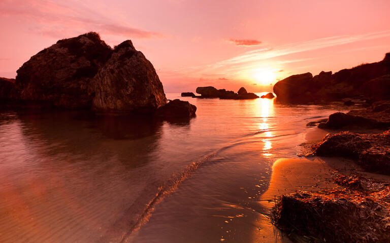 Traumhafter Sonnenaufgang am Porto Zoro Strand auf Zakynthos, Griechenland © Porojnicu Stelian / shutterstock.com