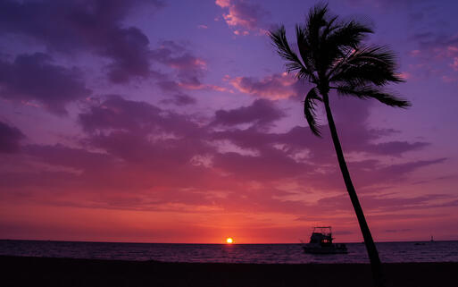 Malerischer Sonnenuntergang am Strand von Waikoloa, Big Island, Hawaii © kuma / Shutterstock.com