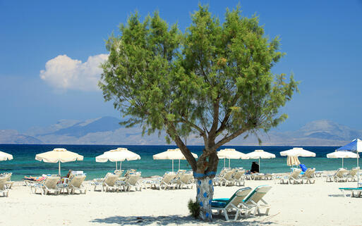 Der Strand Mastichari im Nordwesten der Insel © wjarek / Shutterstock.com