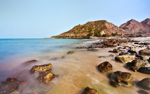 Felsen an der Küste von Fujairah © hainaultphoto / Shutterstock.com