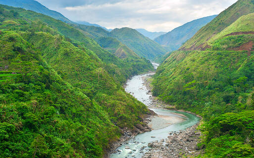 Fluss in den Cordillera Mountains © joyfull./ shutterstock.com