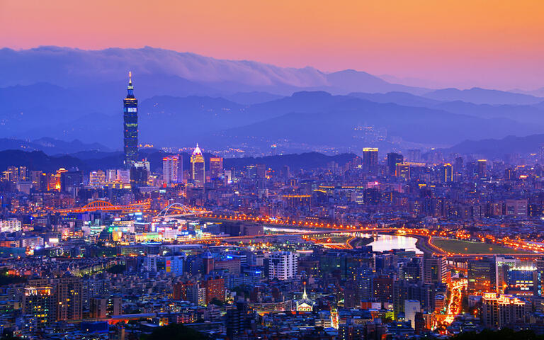 Taipeh mit den Bergen des Yangmingshan-Nationalparks © SeanPavonePhoto / shutterstock.com