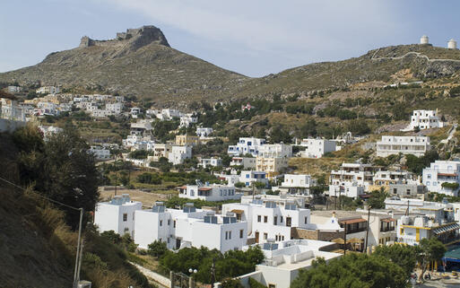 Blick auf den Ort Panteli, im Hintergrund die Festung Brouzi © fritz16 / Shutterstock.com