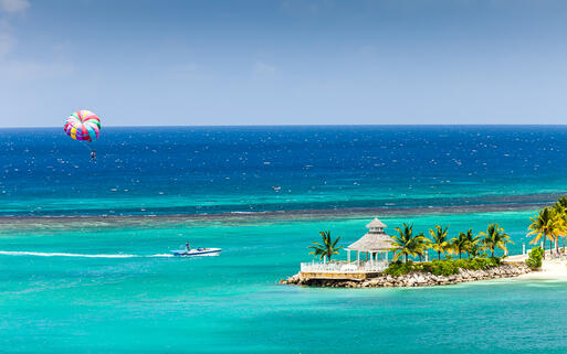 Parasailing in Ocho Rios, Jamaika © Ruth Peterkin / Shutterstock.com