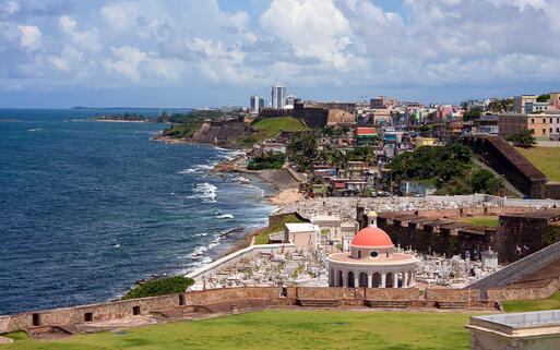 Blick über die Altstadt von San Juan mit den Festungsmauern der Festung El Morro und Santa Maria Magdalena de Pazzis Friedhof © ARENA Creative / shutterstock.com