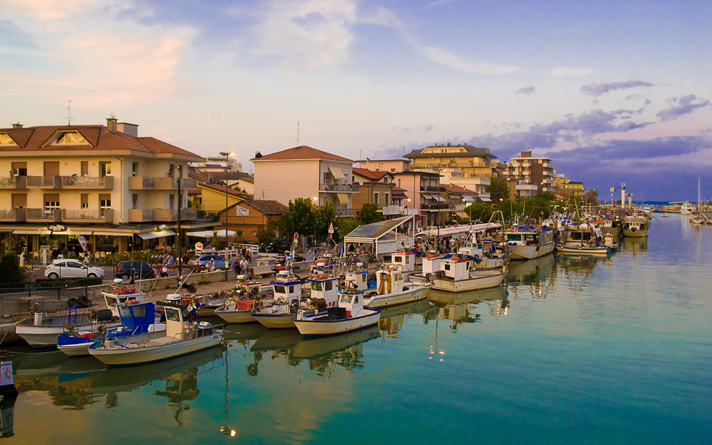 Fischerboote im Hafen von Rimini &copy; Pixel Memoirs / shutterstock.com