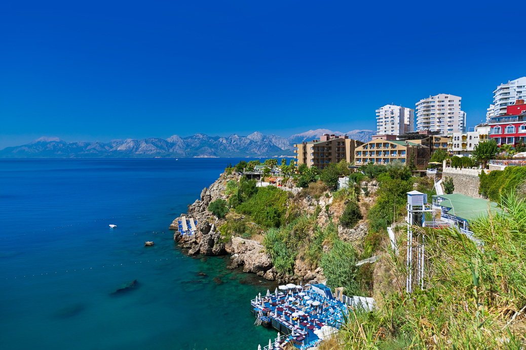Die Fels-Küste von Antalya, Türkei &copy; Tatiana Popova / Shutterstock.com