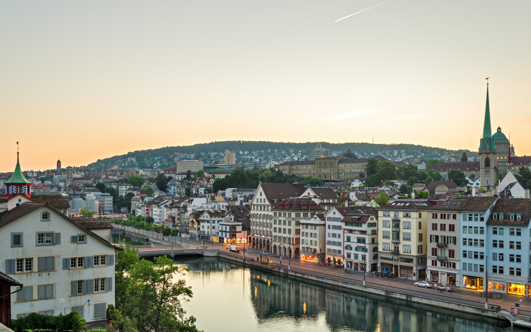 Sonnenaufgang über Zürich Sonnenaufgang über Zürich © Marco Saracco / Shutterstock.com