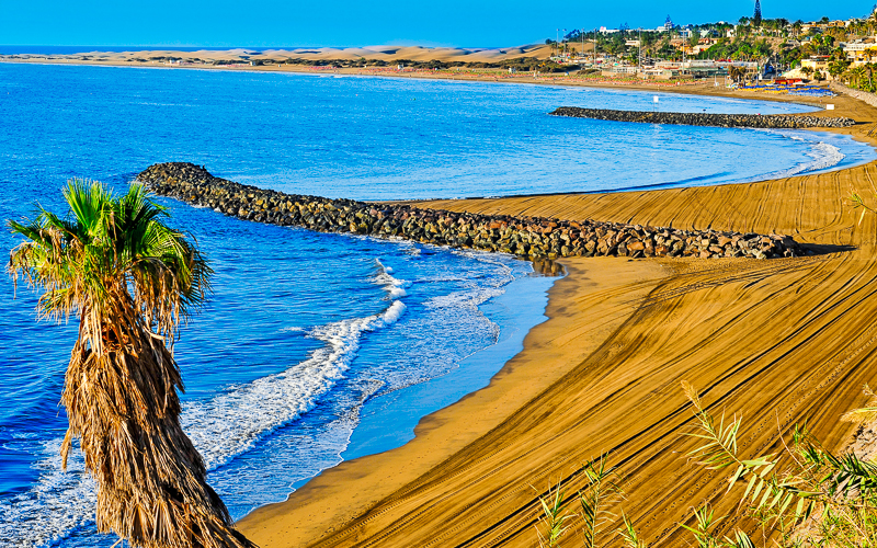 Blick auf den beliebten Strand Playa del Ingles auf Gran Canaria &copy; nito / Shutterstock.com